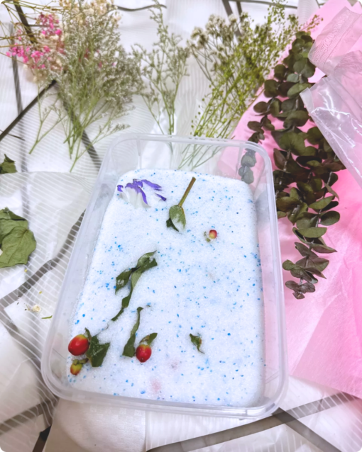 "only a small amount (less than 1cm in height in the given box) was needed to dry my flowers. love it" - Wendy