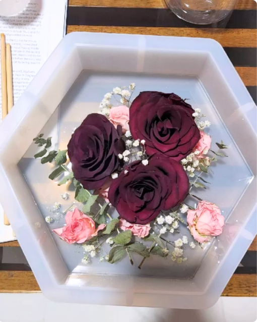 "Really easy to use. bought it to preserve the flowers i received. the roses colours were the same as when i put it in. it turned out super pretty. will definitely recommend. super fast delivery too." - Olivia