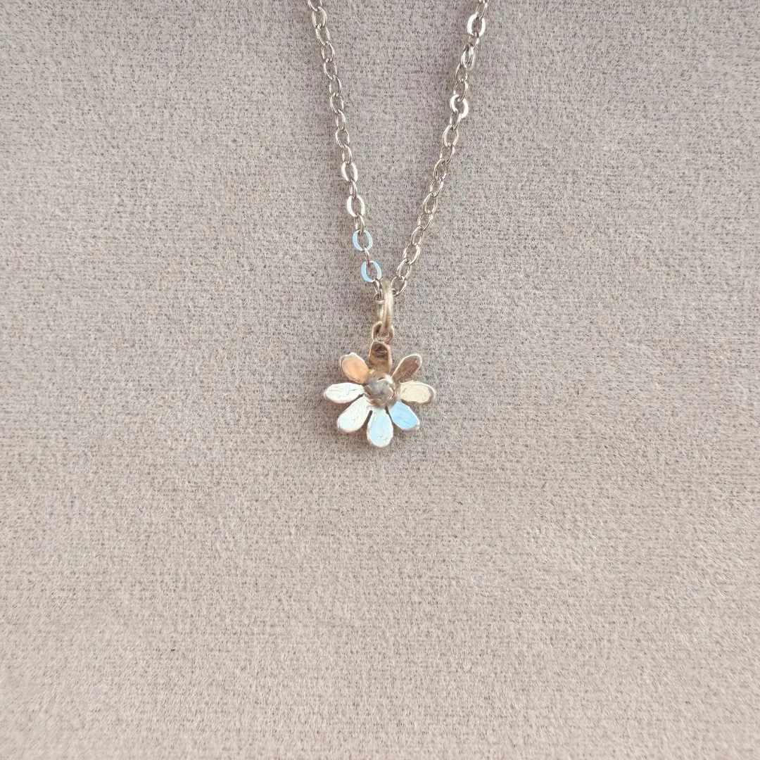 Daisy Pendant Necklace - Image 3