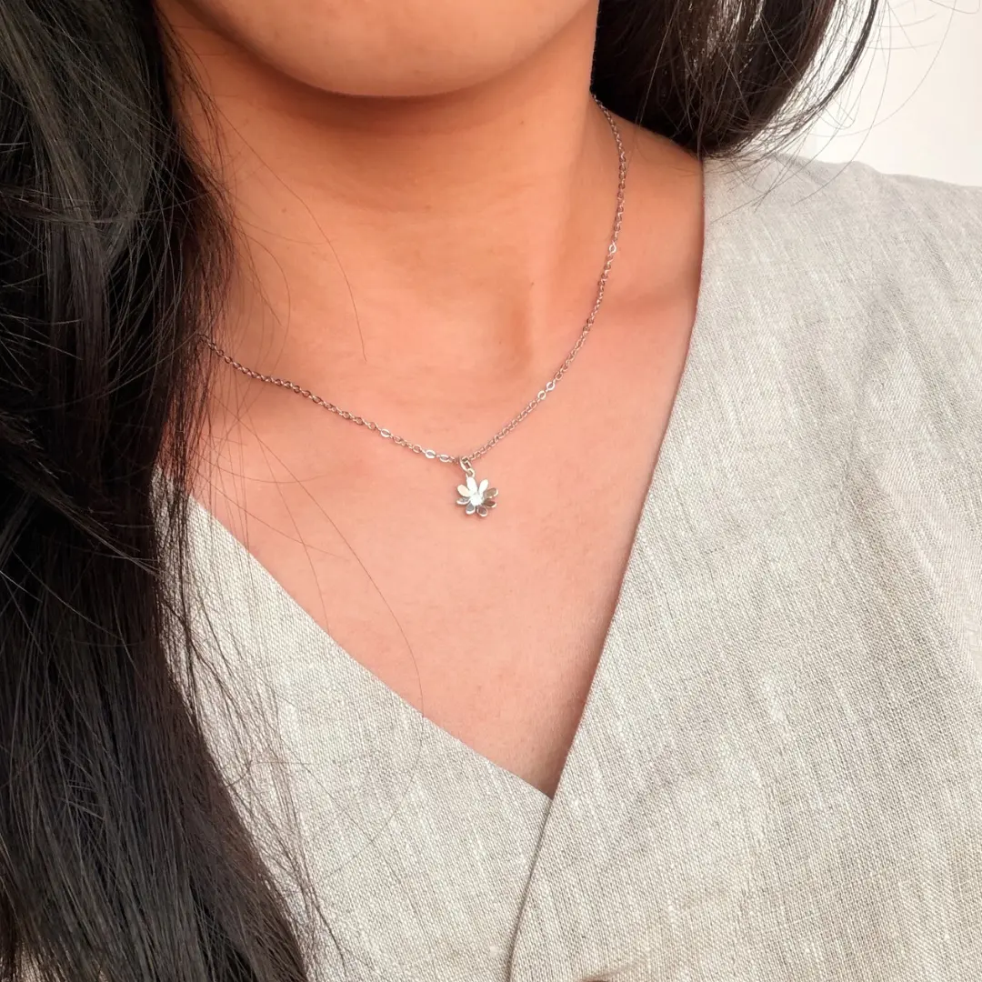 Daisy Pendant Necklace - Image 4